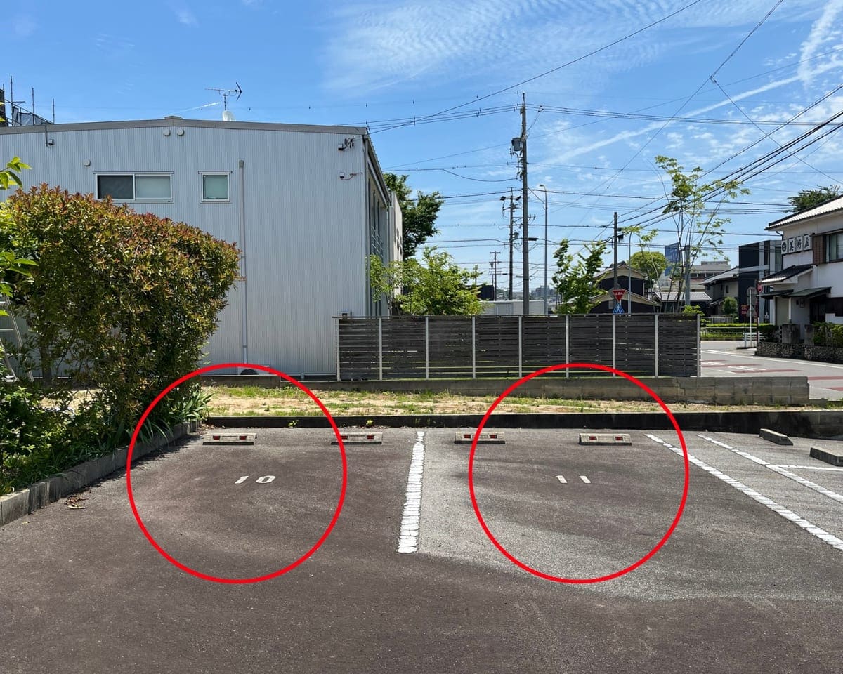 第一駐車場。赤い丸が第一駐車場のお停めいただける区画