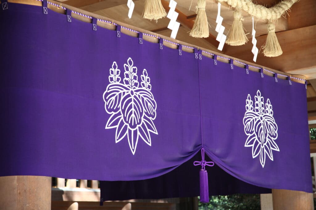 神楽殿にかかる紫の幕