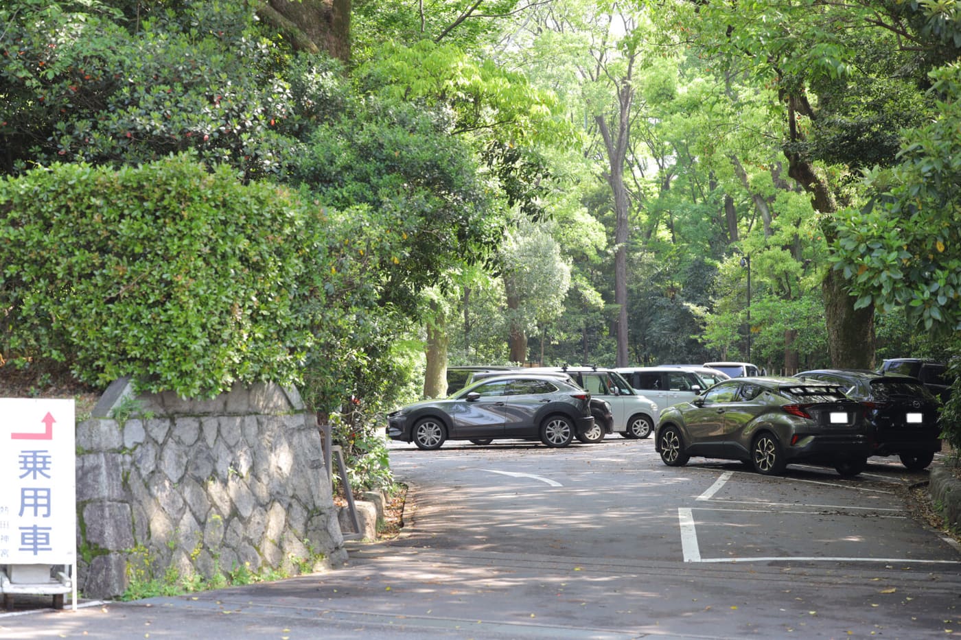 車が停まった熱田神宮の駐車場
