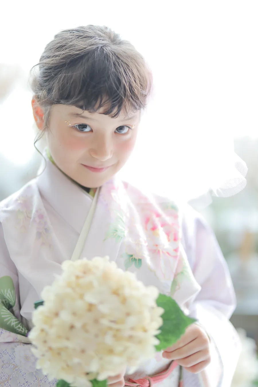 藤色の着物をまとった7歳の女の子