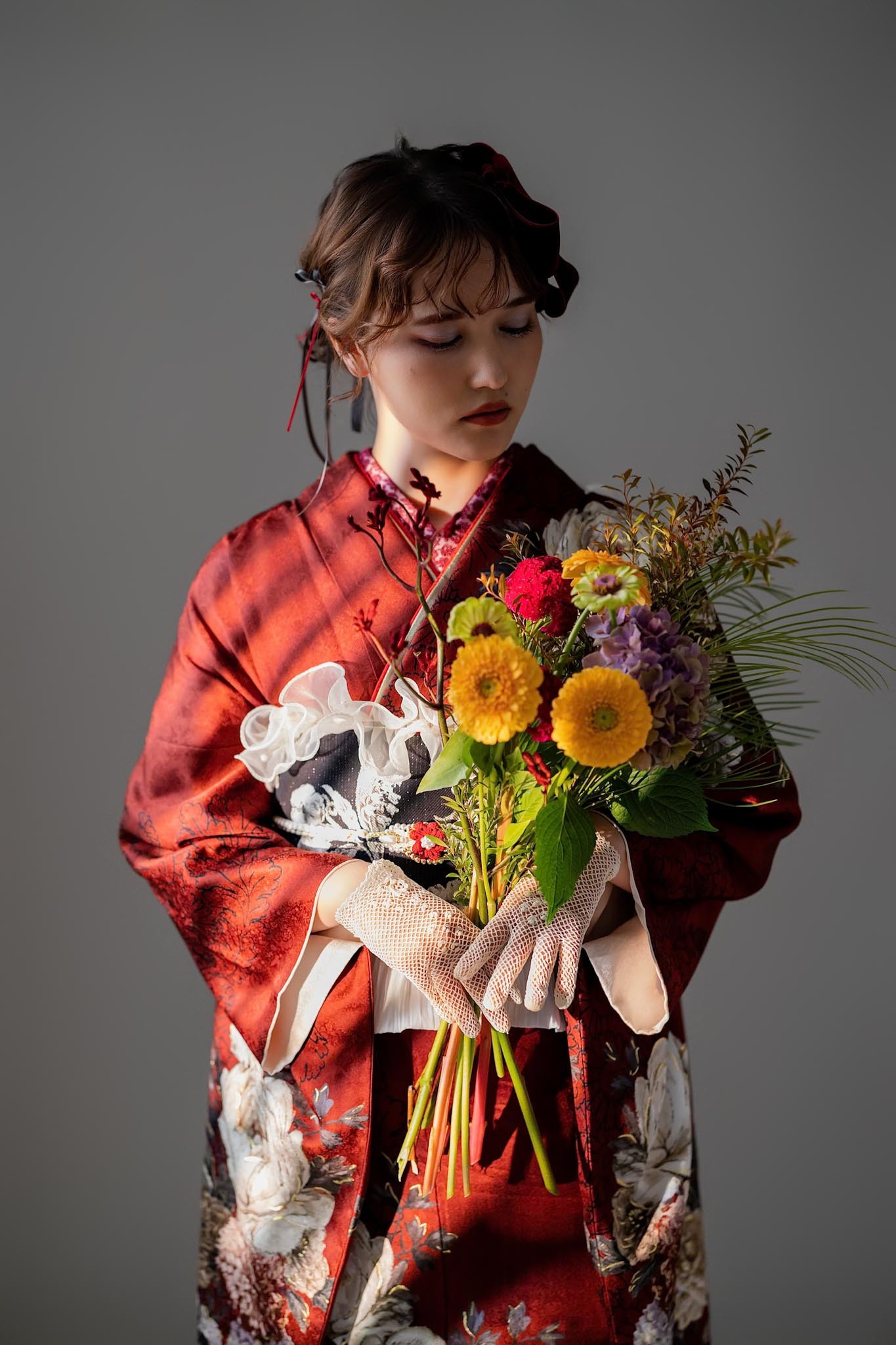 赤いチェック柄の振袖で花束を抱えて撮影した成人式写真