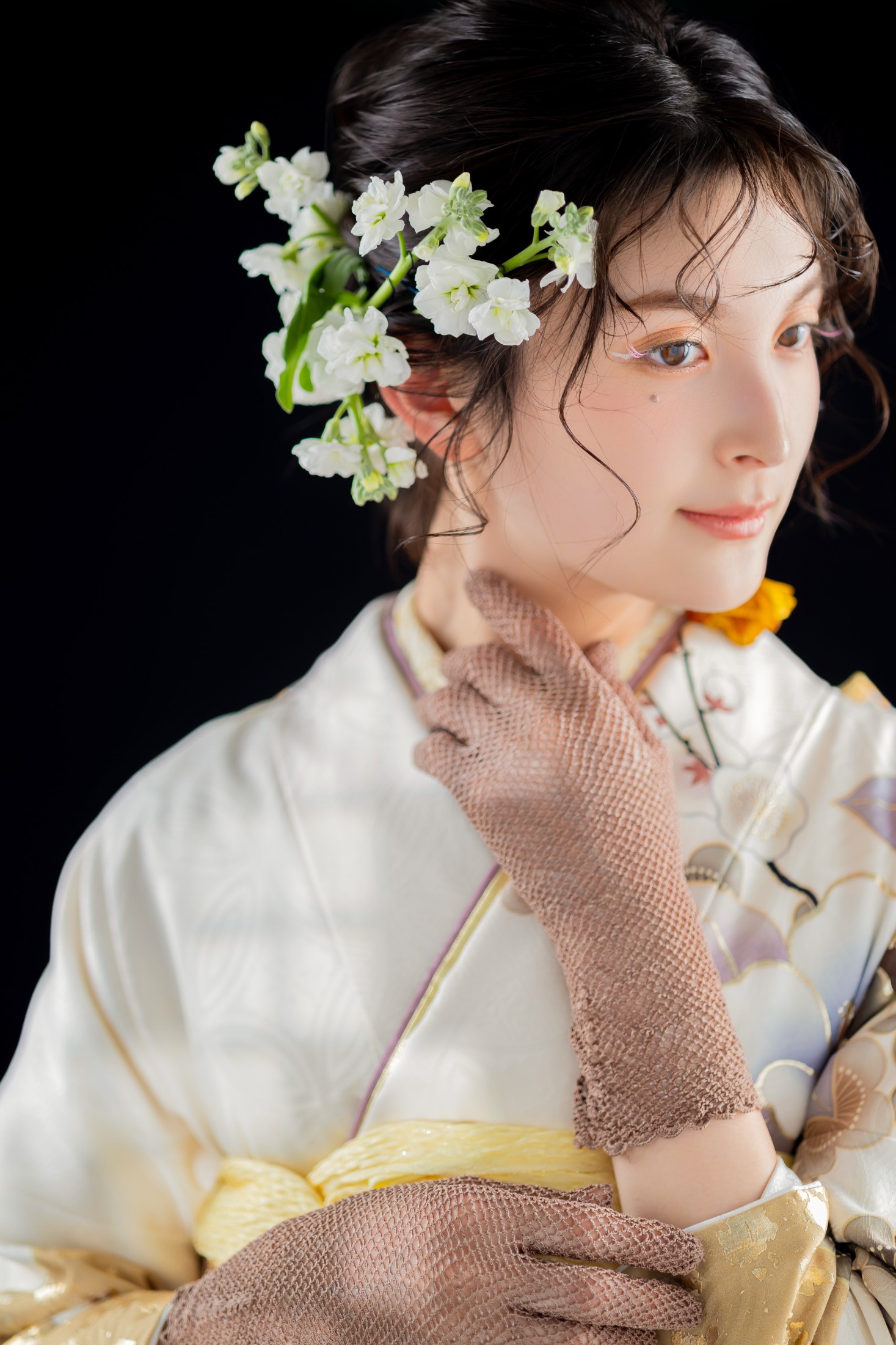 黒背景に白い振袖と白い花の髪飾りを合わせた成人式写真