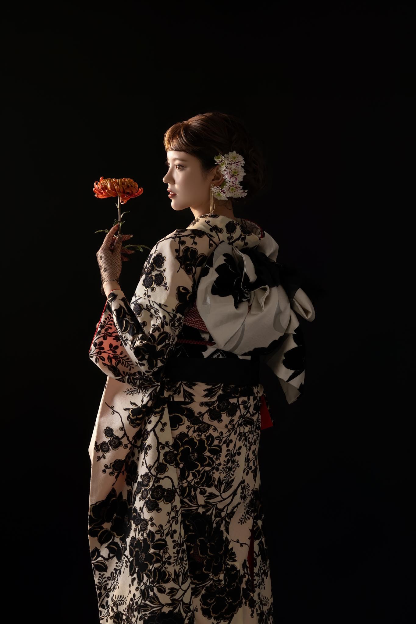 黒地に大きな花柄の振袖でテーブルに肘をつき撮影した成人式写真