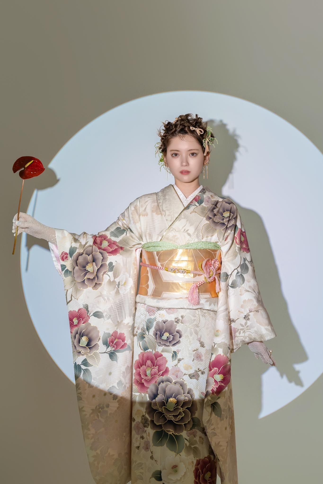白地に花柄の振袖と青い円形の背景紙で撮影した成人式写真