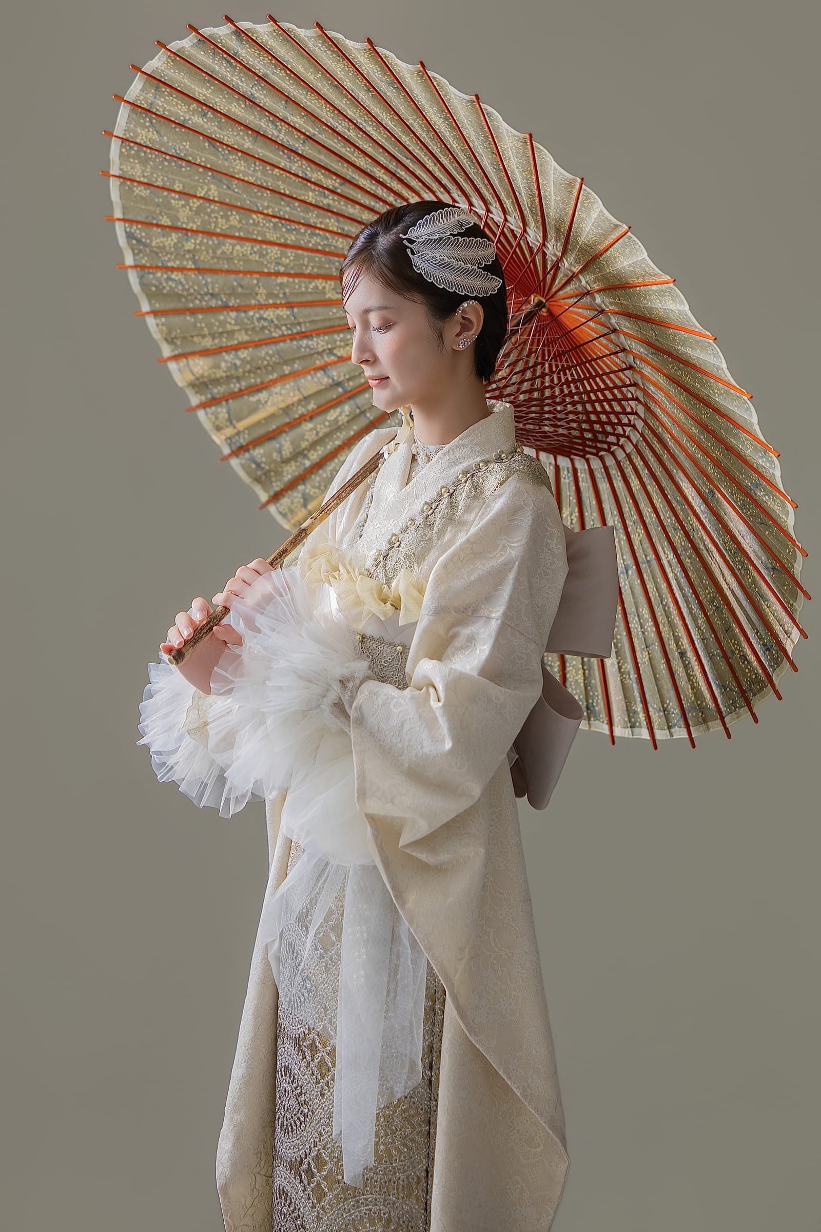 白・ベージュの振袖を着た成人式の前撮り写真（7／10）