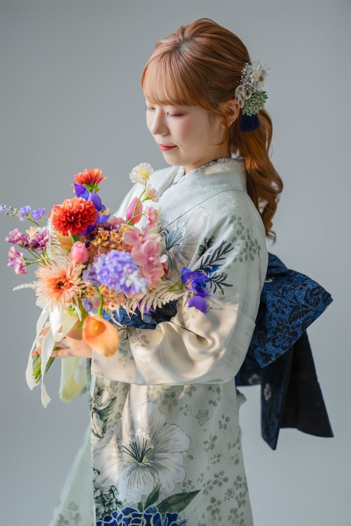 色数の多い花束を合わせると、寒色の振袖に季節感が出ます。
