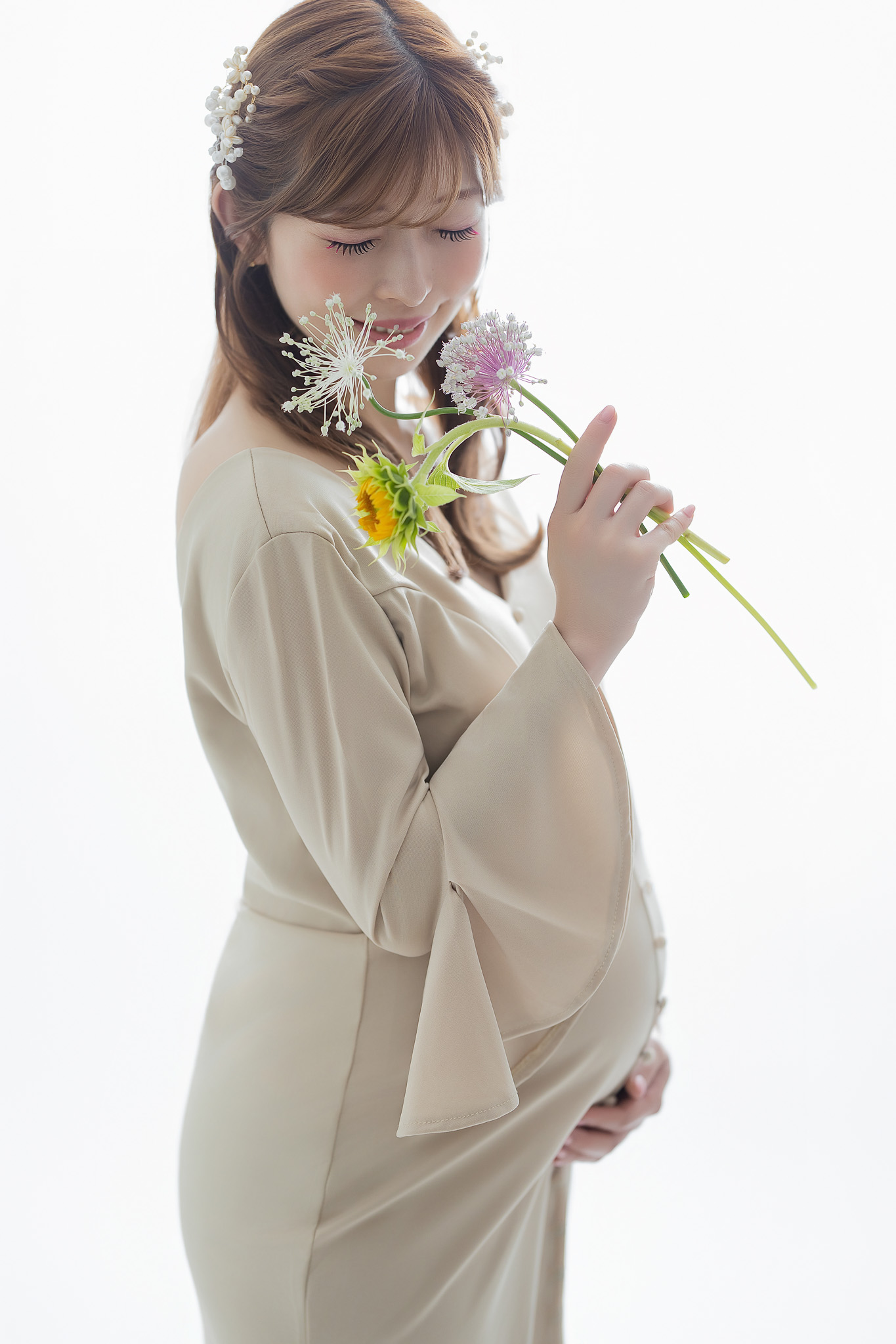やわらかな光の中、ヘアセットを施した横顔と手元の花