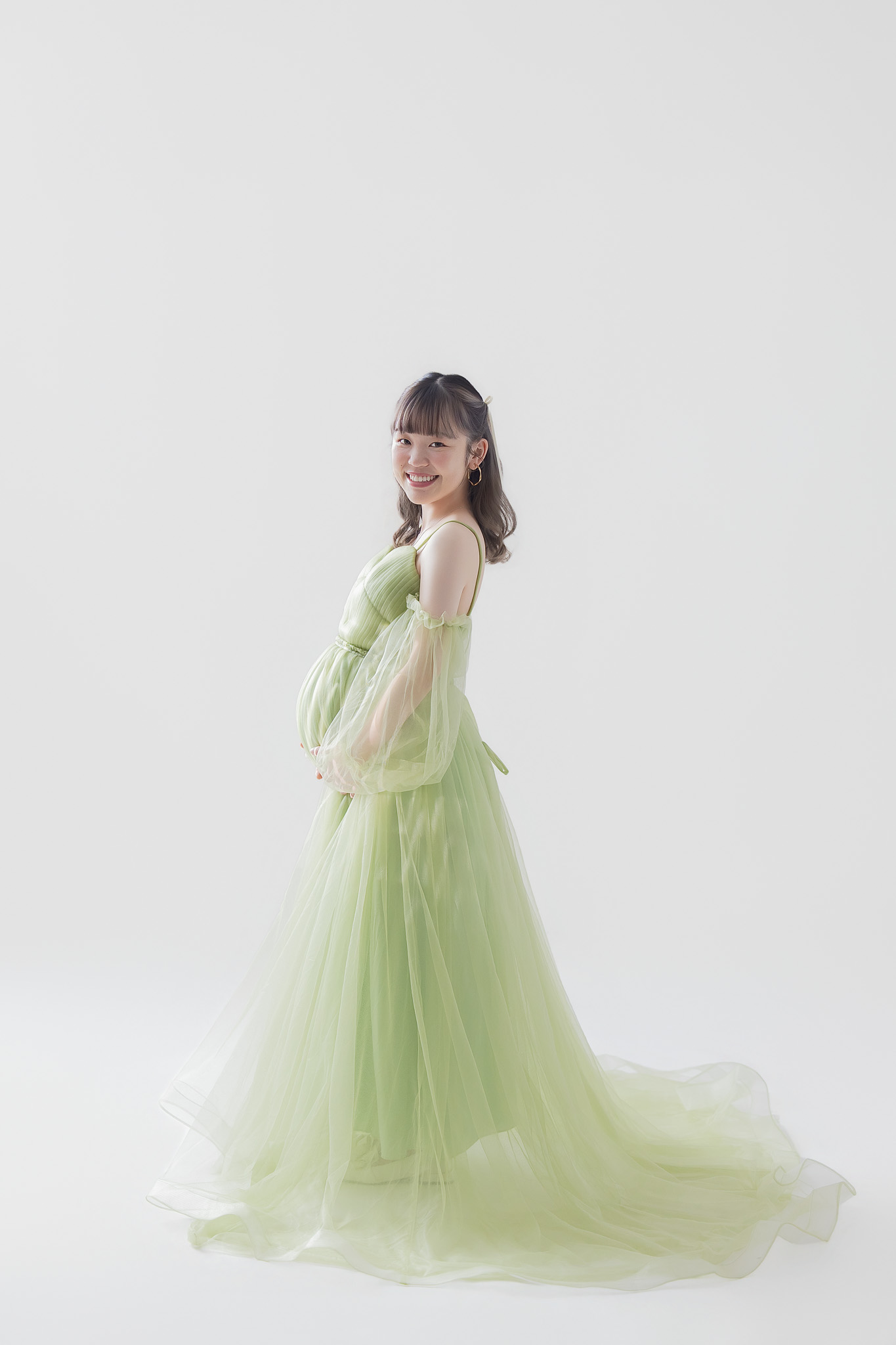 グリーンのチュールドレスの、ボリュームのある裾