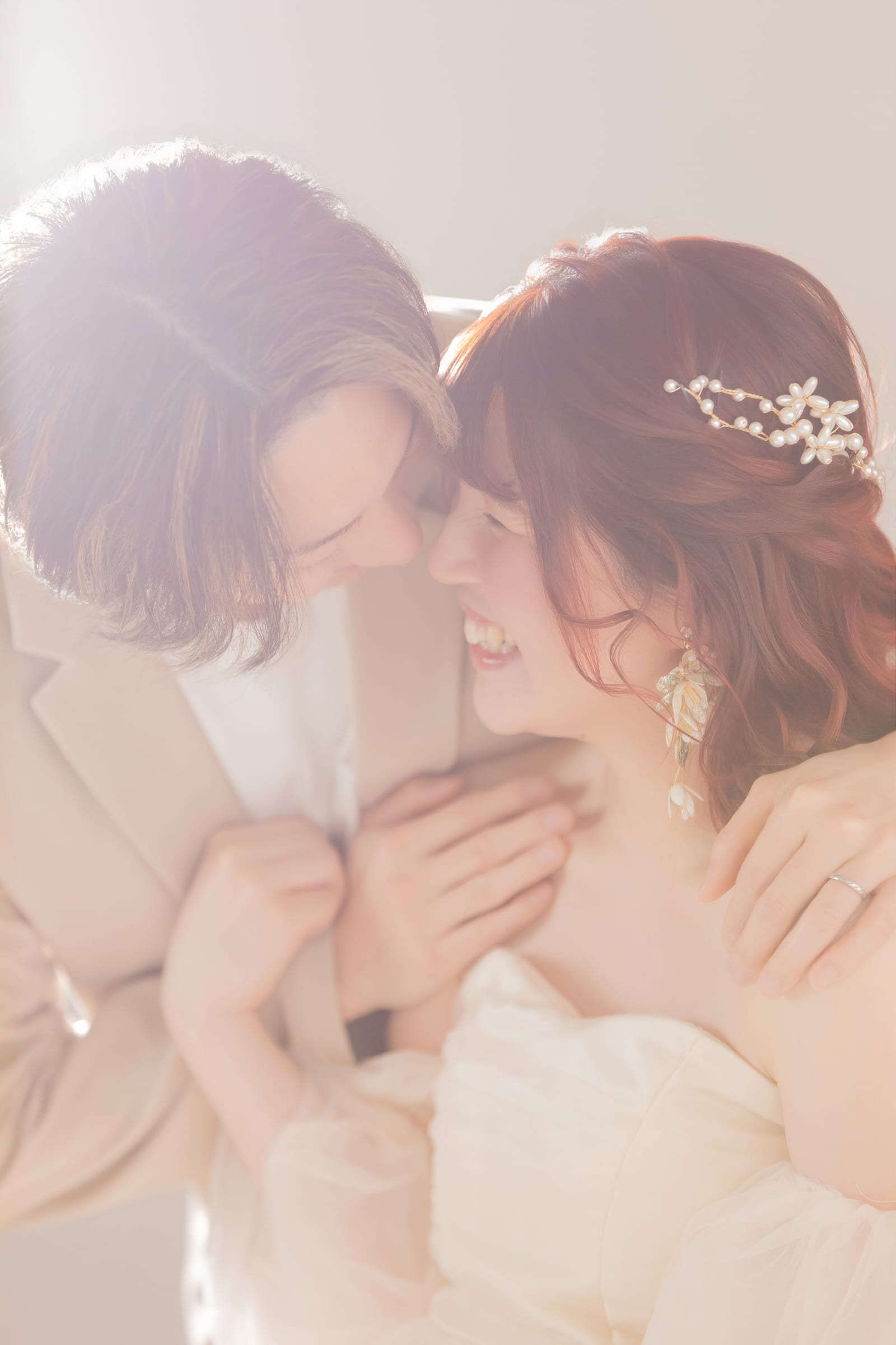 エコー写真を挟んで顔を寄せ合うご夫婦の寄り
